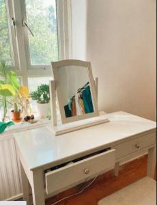 DESK + STOOL + MIRROR