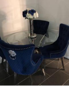 Dining table & chairs