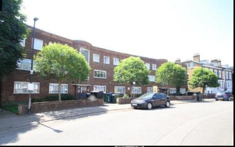 Chain Free! Hane Estate Agents Offer a Bright & Spacious 2 Double Bedroom First Floor Flat