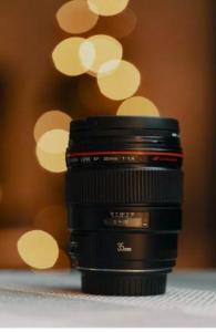 Canon EF 35mm f1.4 L USM Lens with a pouch