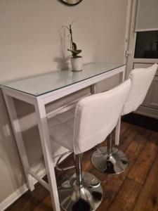 White Breakfast Bar and 2 White Bar stools