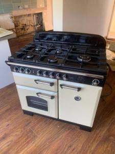 Range Master classic deluxe cooker and matching hood