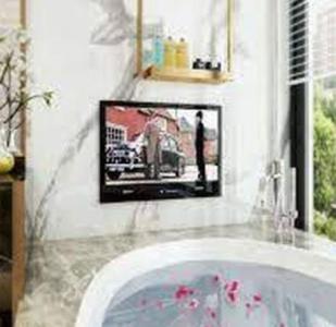 22″ 2024 Wifi Smart Android 11 Waterproof Mirror TV at £399.00